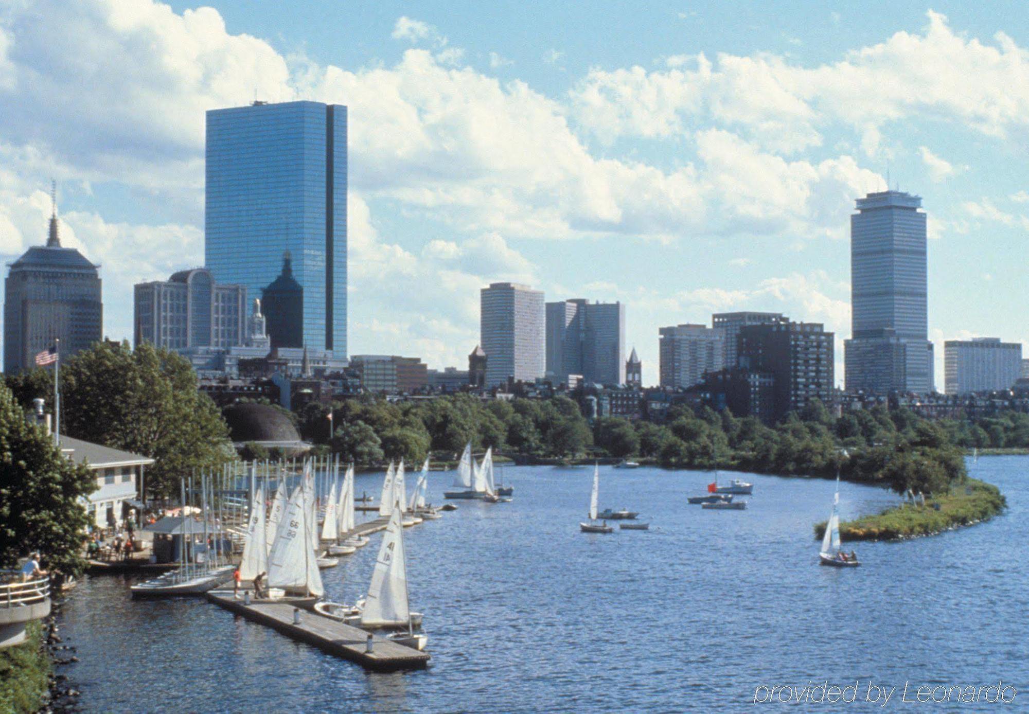 Hotel Indigo Boston - Newton Riverside Exteriör bild